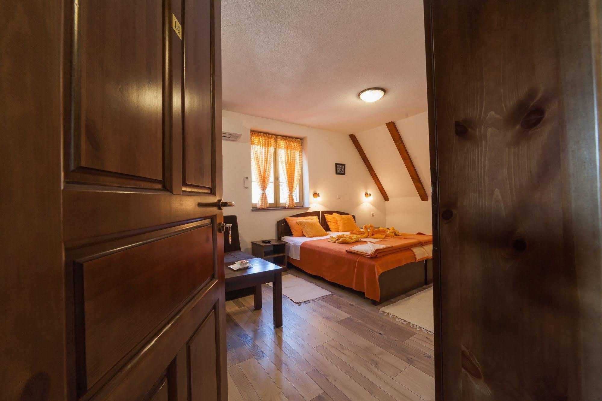 Guest House Rustico Korenica Exterior foto